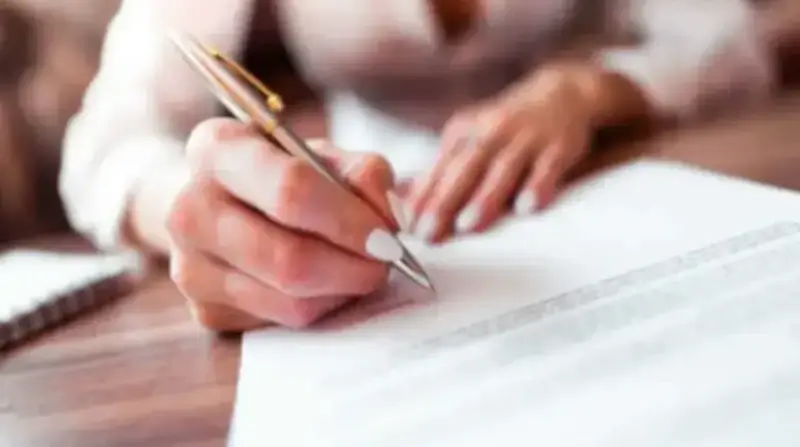 אישה חותמת על חוזה